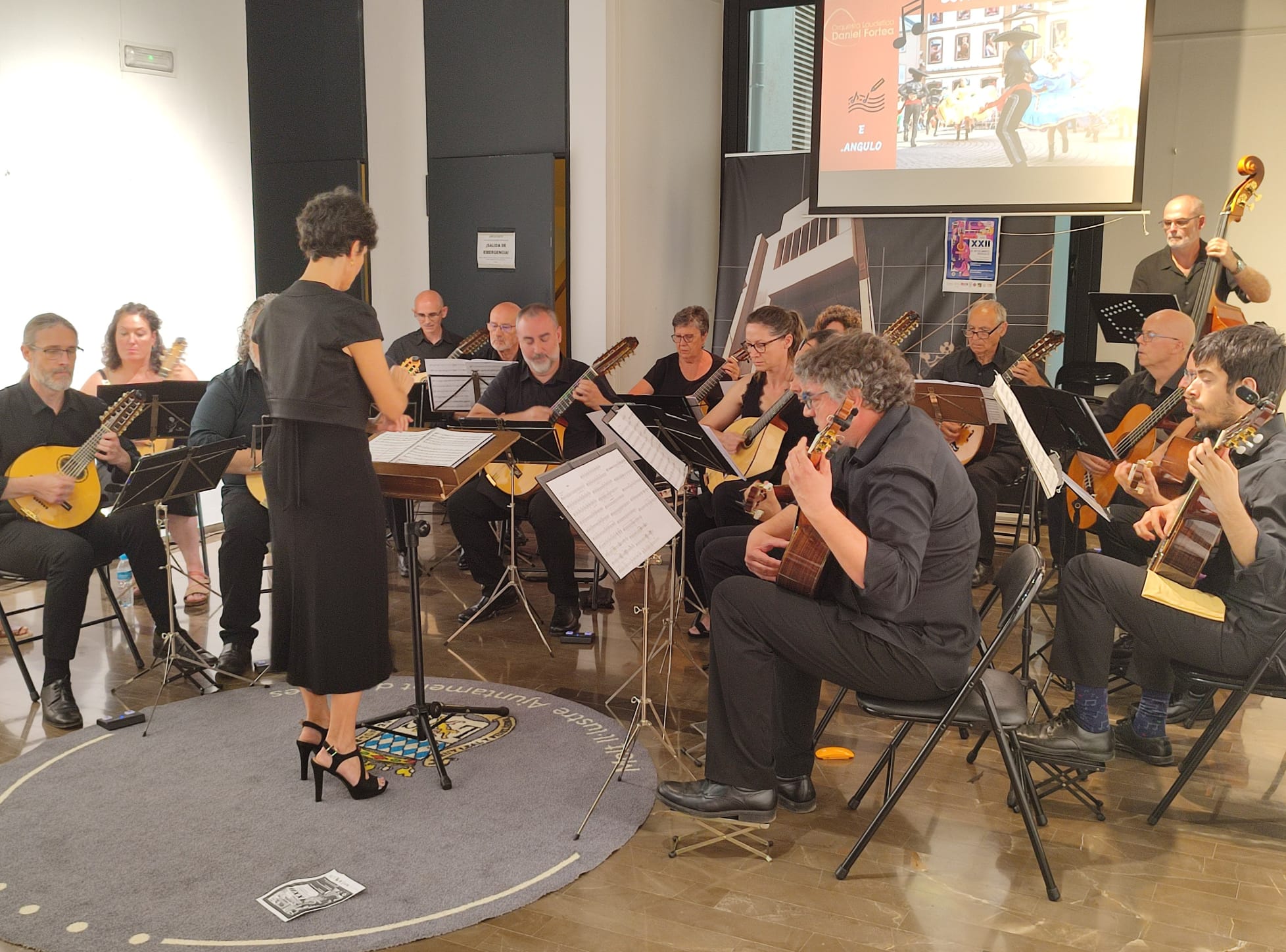 Concierto de la orquesta en sala con proyección