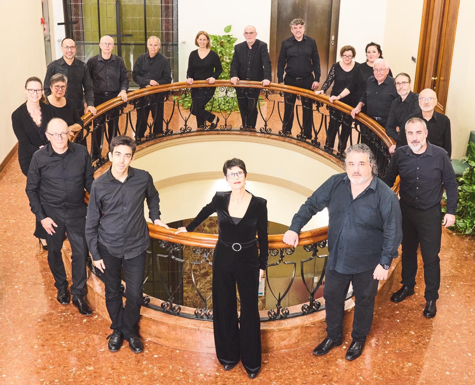 La orquesta reunida en torno a una escalera de caracol